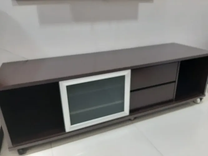 Rack para TV com porta corrediça vidro e rodinhas