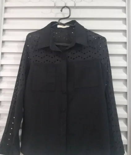 camisa feminina preta detalhes laise tam. P