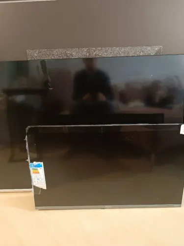 TV SEMP 43" Roku com Tela Quebrada - Para Peças ou Conserto