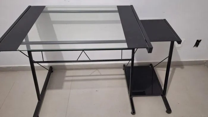 Mesa de escritório tubo e vidro