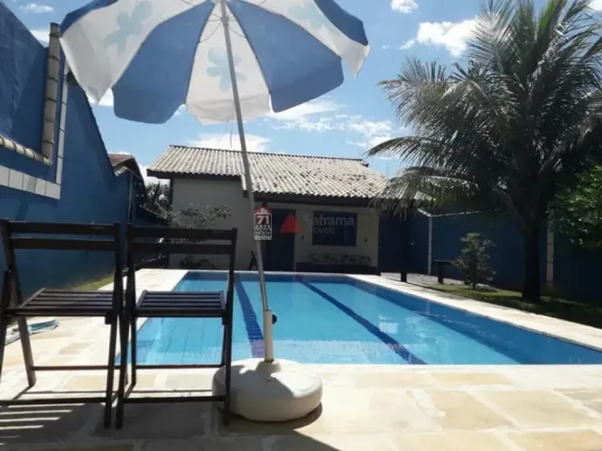 Casa com Piscina a Venda no Porto Novo em Caraguatatuba. Apenas 2 minutos andando da praia