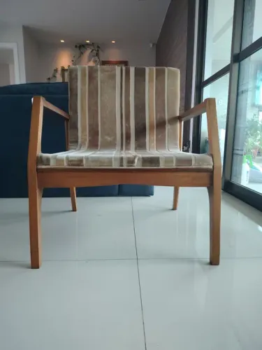 Poltrona de luxo, em madeira com estofado listrado em veludo