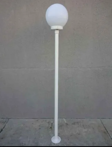 Poste de jardim com 1 globo.