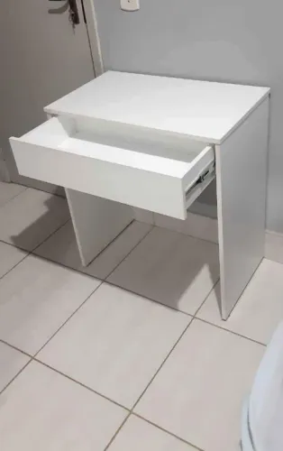 Mesa branca com gaveta novo.