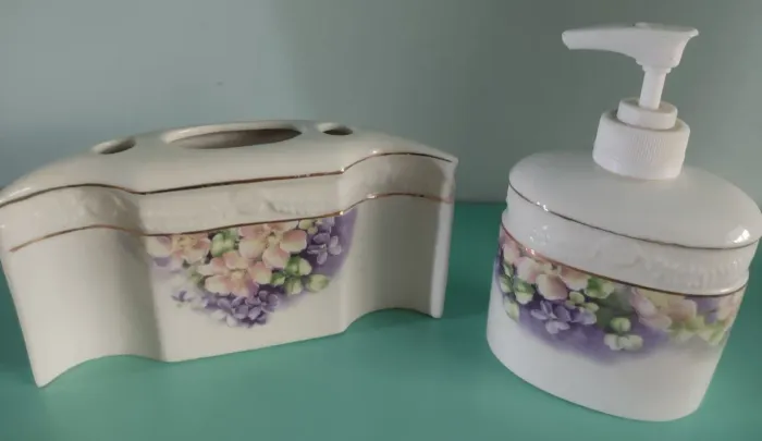 Kit de Banheiro em Porcelana com Detalhes em Flores