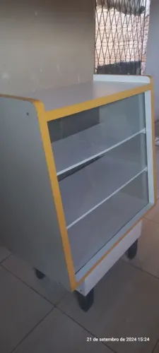 Rack de vidro com prateleiras