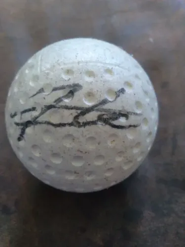 Bola de hóquei sobre a grama autografada pelo capitão da seleção alemã