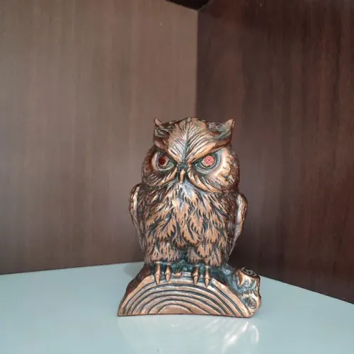 Coruja em resina metalizada