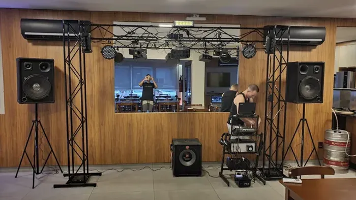 DJ para festas luz e som fumaça
