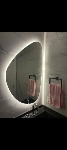 Espelho de banheiro com iluminação LED