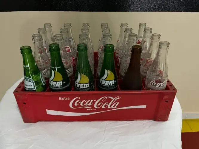 Caixa antiga de engradado refrigerante de garrafa de vidro