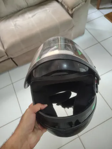 CAPACETE QUASE NOVO, POR APENAS 90 REAIS. USADO POUCAS VEZES.