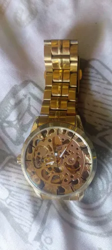 Relógio Masculino Dourado com Mecanismo Visível e automático.