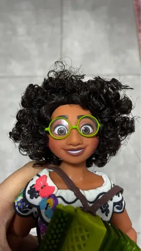 Boneca Mirabel Madrigal - do filme Encanto com sanfona