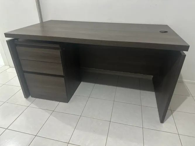 Mesa com gaveteiro escritório