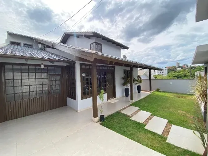 Casa com 04 quartos e piscina