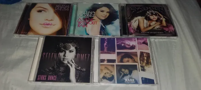 Coleção de CDs da Selena Gomez