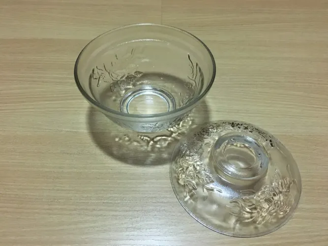 Bombonier importada cristal em alto relevo , Nova Com tampa