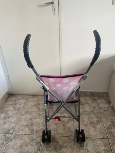 Carrinho de Bebê Rosa com Bolinhas