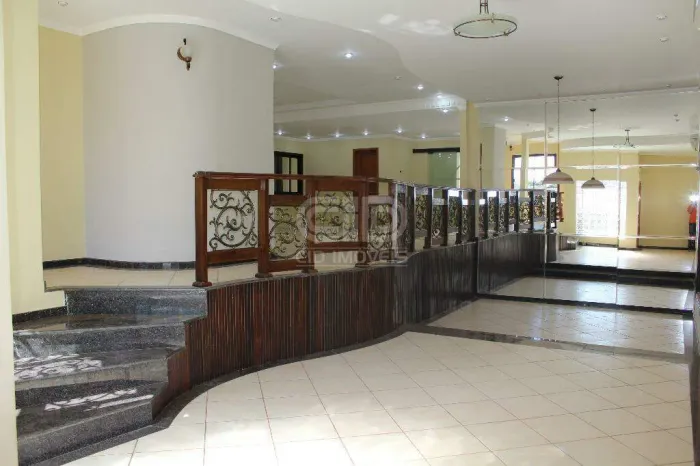 Casa comercial com piscina próxima à Av. Antártica