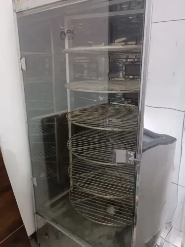 Máquina de assar frango e um freezer