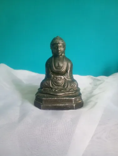 Antigo Buda sentado em metal <br><br>12 cm