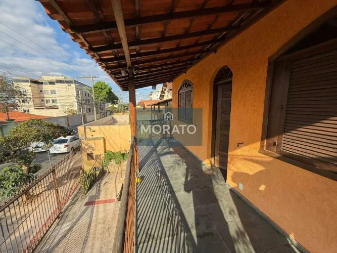 Casa 4 Quartos, 2 Banheiros, 3 Vagas de Garagem no Bairro Serrano