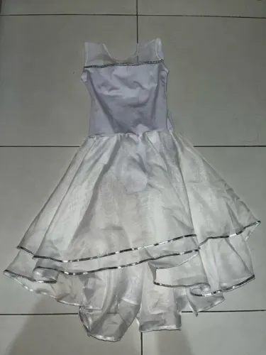 Vestido de Dança Branco com Detalhes Prateados