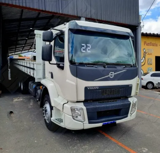 Volvo VM 270 6x2 Cabine Leito - 2022 (Apenas 57.000 km Original)