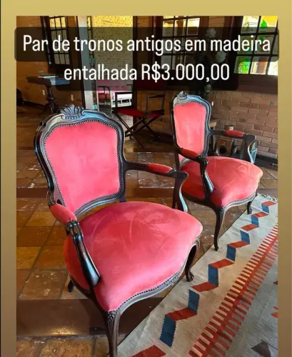 Par de Tronos Antigos em Madeira Entalhada