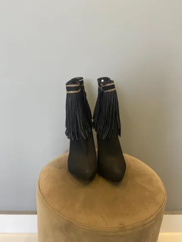 Botas pretas com detalhes em franjas