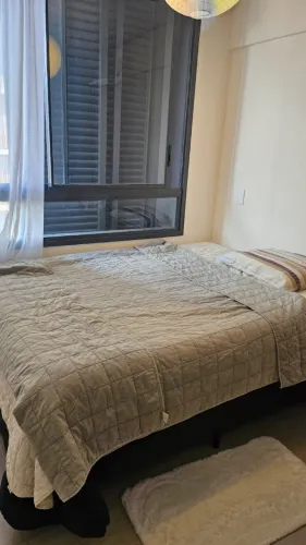 Cama casal com colchão em excelente estado