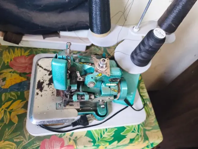 Vendo máquina de costura semi-nova!  
