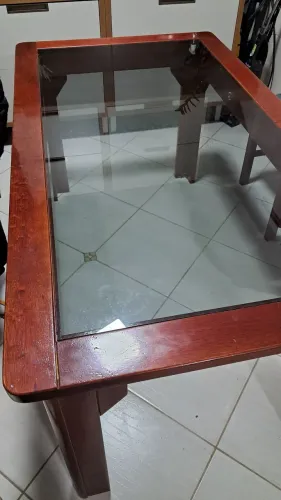 Mesa de madeira com tampo de vidro 