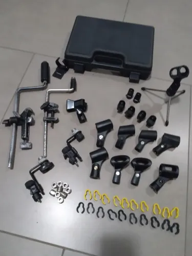 Microfones suportes. Varias peças fundo de firma fechada. 