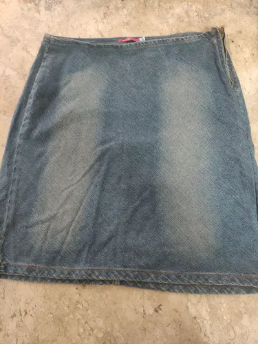 Bestbasic saia jeans Tam 44<br>Altura 74vm<br>Largura 63cm<br>Veste 48best