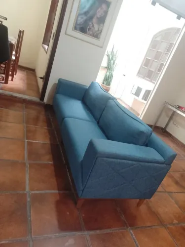 Sofá 3 lugares tecido tipo jeans 