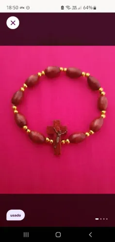 Pulseira de madeira com cruz