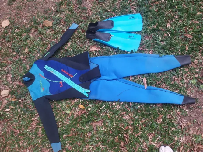 Roupa de mergulho com nadadeiras