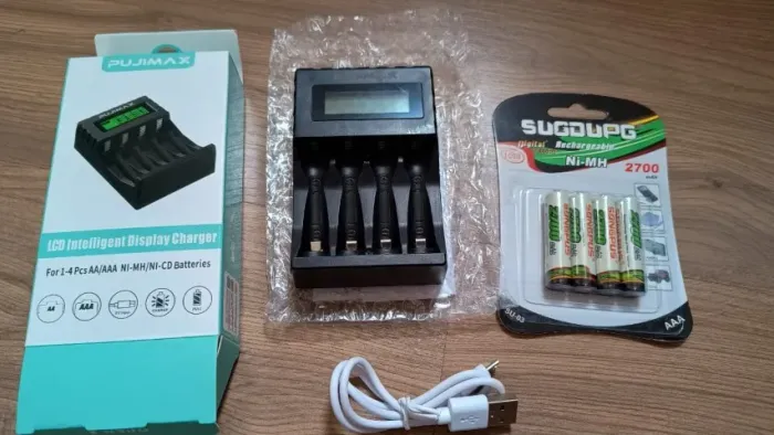 Carregador 4 Slot Lcd + 4 Pilhas Recarregáveis AA ou AAA