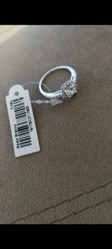 Anel no ródio cravejado zircônia 