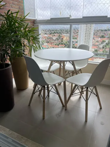 Mesa redonda com cadeiras estilo Eiffel para varanda