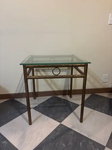 Mesa Lateral em Metal com Tampo de Vidro - Estilo Moderno