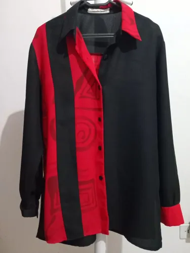 Camisa feminina preta e vermelha 