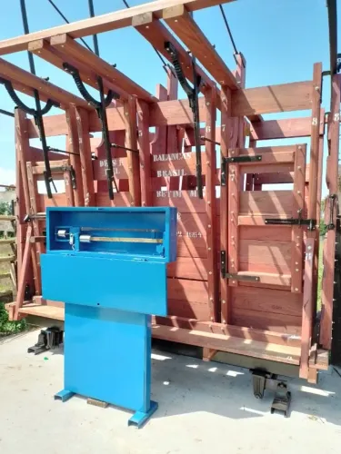 Balança para gado com brete.