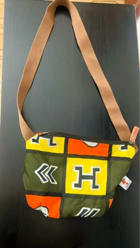 Bolsa estampada de lado