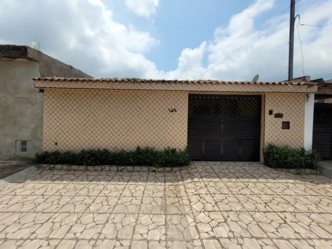 VICENTE DE CARVALHO- CASA TOTALMENTE REFORMADA , RICA EM ARMÁRIOS , GARAGEM PARA 04 AUTOS.