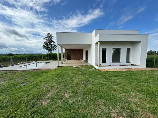 Sítio com Piscina e Casa Moderna