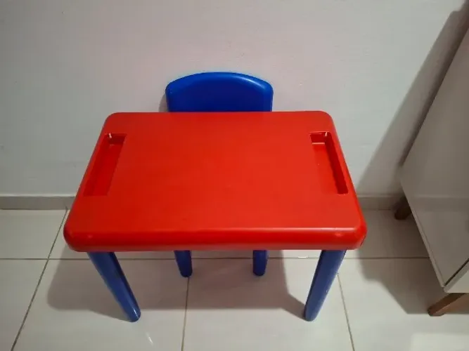 Mesa com cadeira infantil 