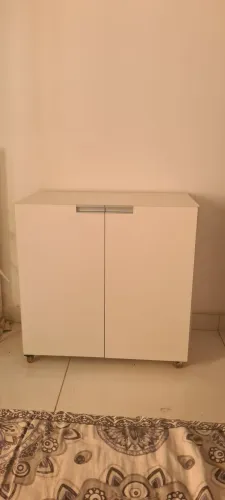 Vendo Sapateira, MDF com rodinhas, cabe bastante calçados. Linda, pratica.